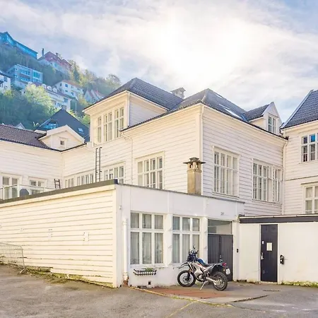 Private Next To Fish Market And Bryggen * Bergen